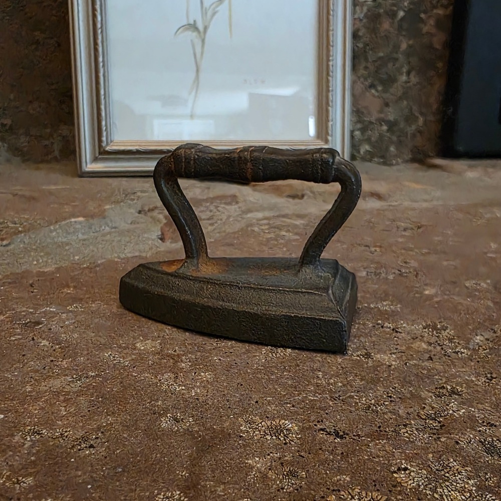 Antique mini Cast Iron Sad Iron Primitive Farmhouse Decor Rustic Metal 2.5in